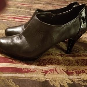Bandolino Soft black leather heels size 10 m